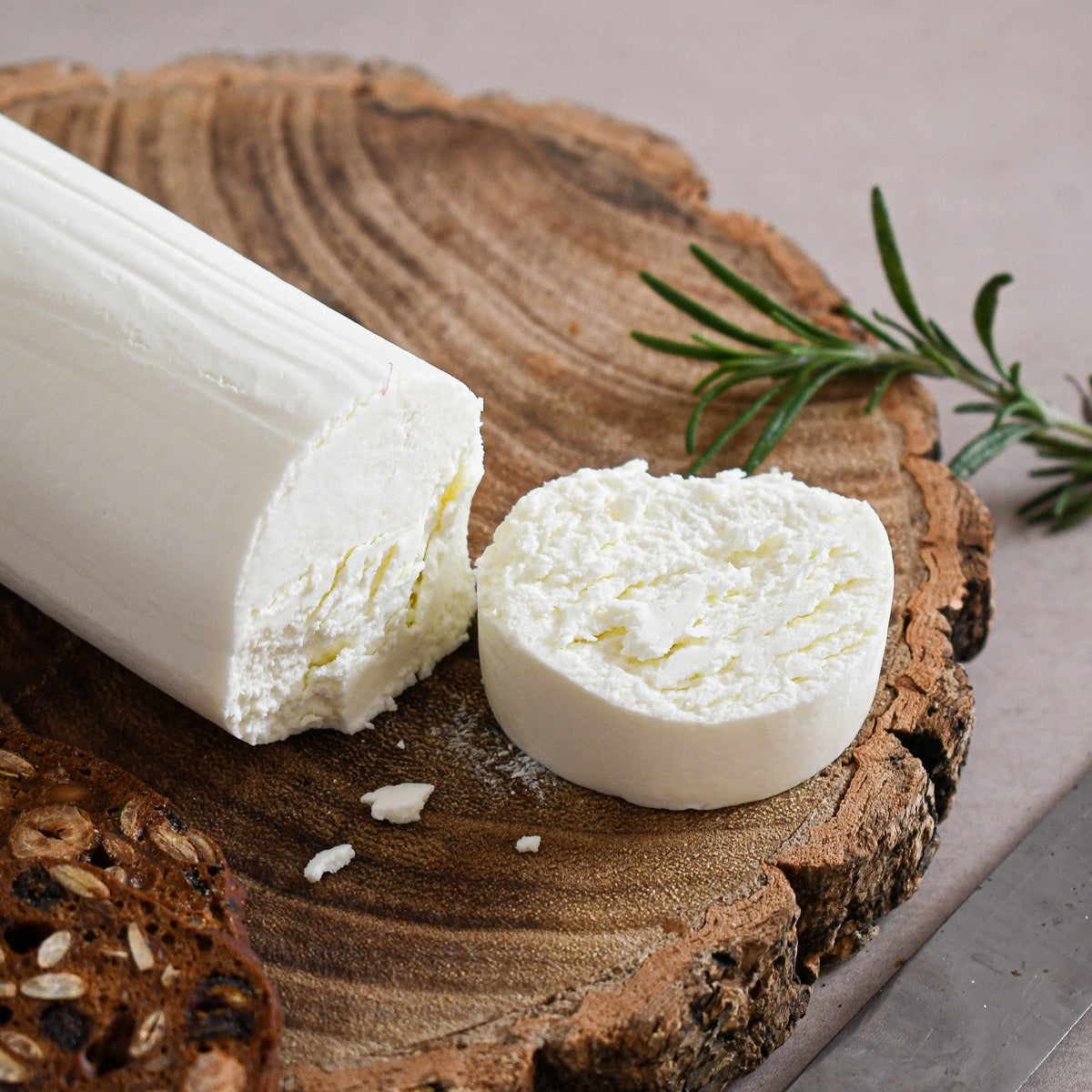 Rosary Natural goat's cheese log, Made In England